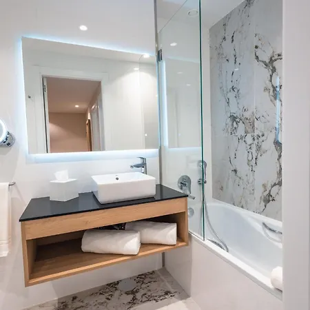 By Ihg Ξενοδοχείο